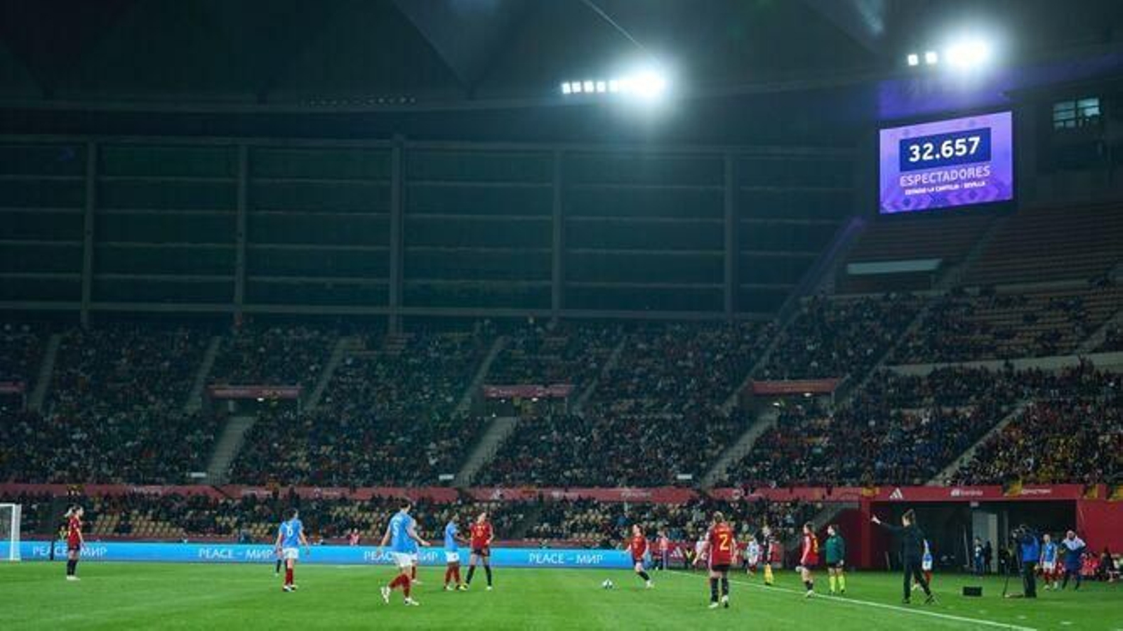 El vídeo marcador registra la entrada en el Estadio de la Cartuja.