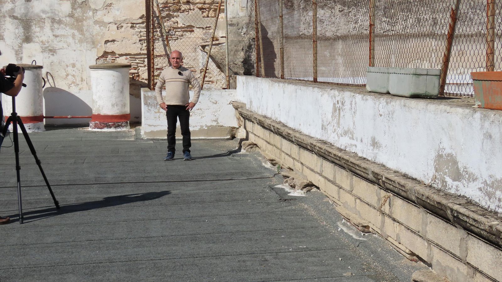 El profesor Juan Antonio Vila grabando en la antigua Casa de la Camorra.