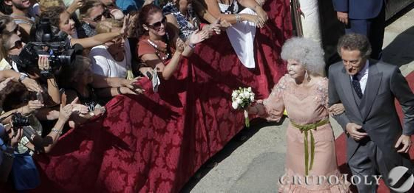 A la salida del enlace en el Palacio de Las Dueñas.

Foto: Antonio Pizarro