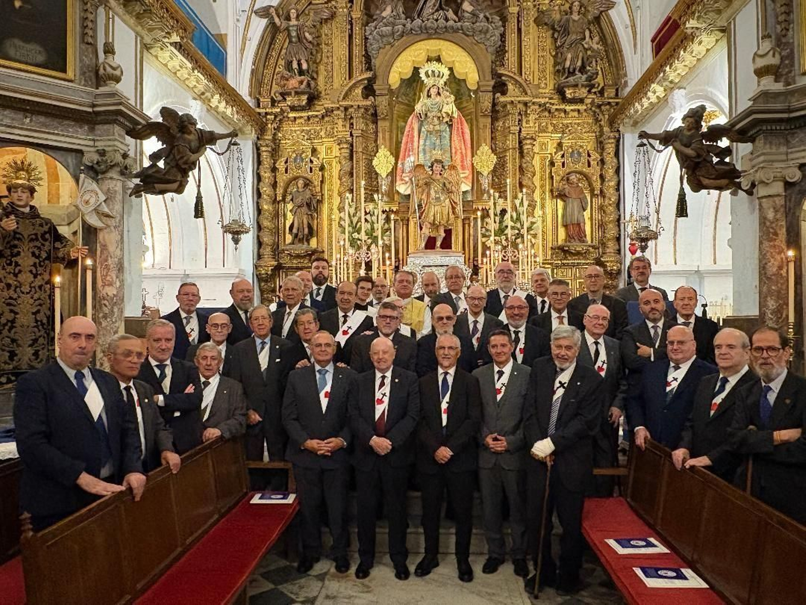 Miembros de la Hermandad de la Santa Caridad tras finalizar la ceremonia celebrada con motivo de la festividad de su patrón San Miguel.