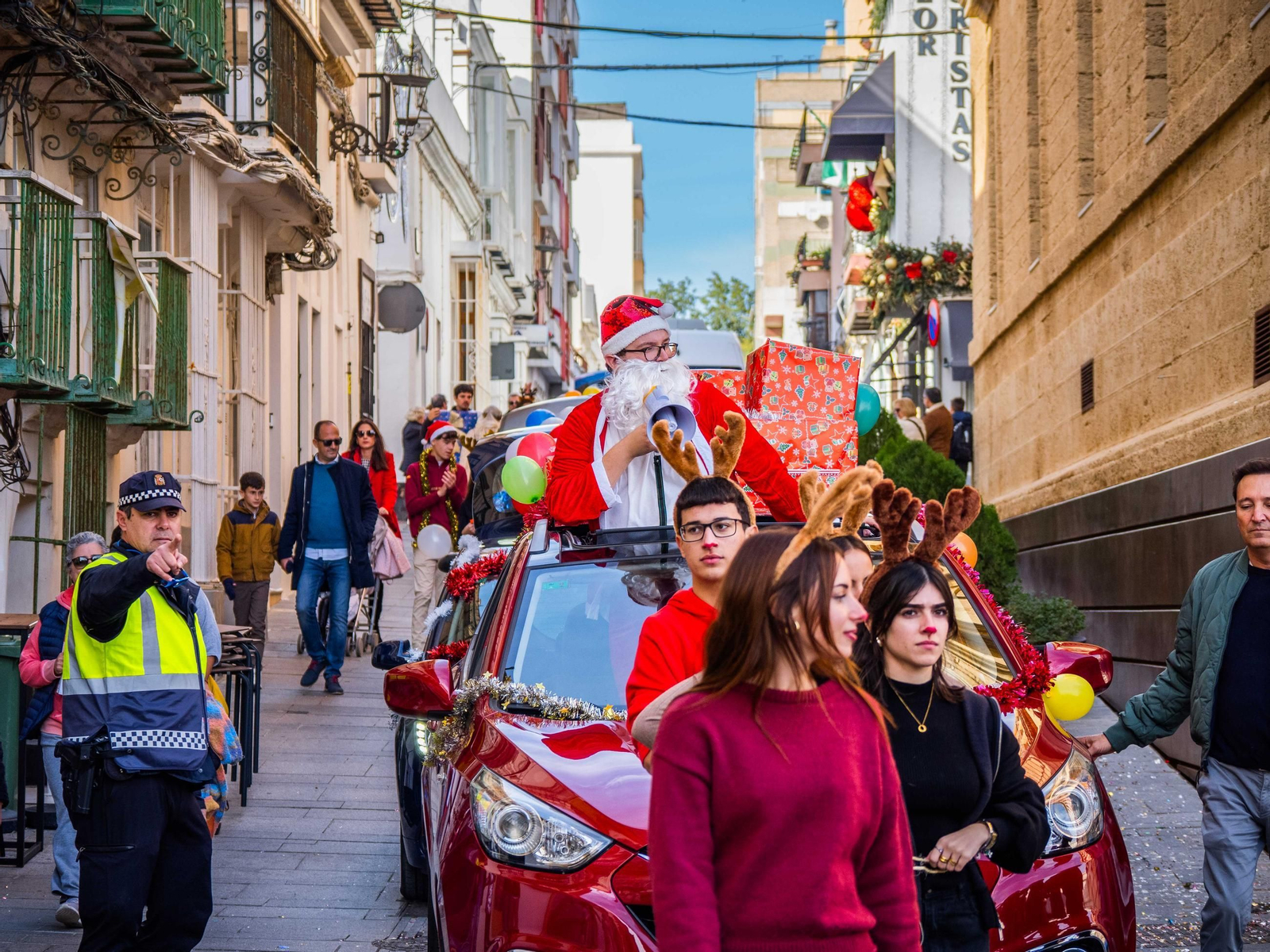 La Caravana Solidaria recoge cientos de regalos para echar una mano a los Reyes Magos en San Fernando