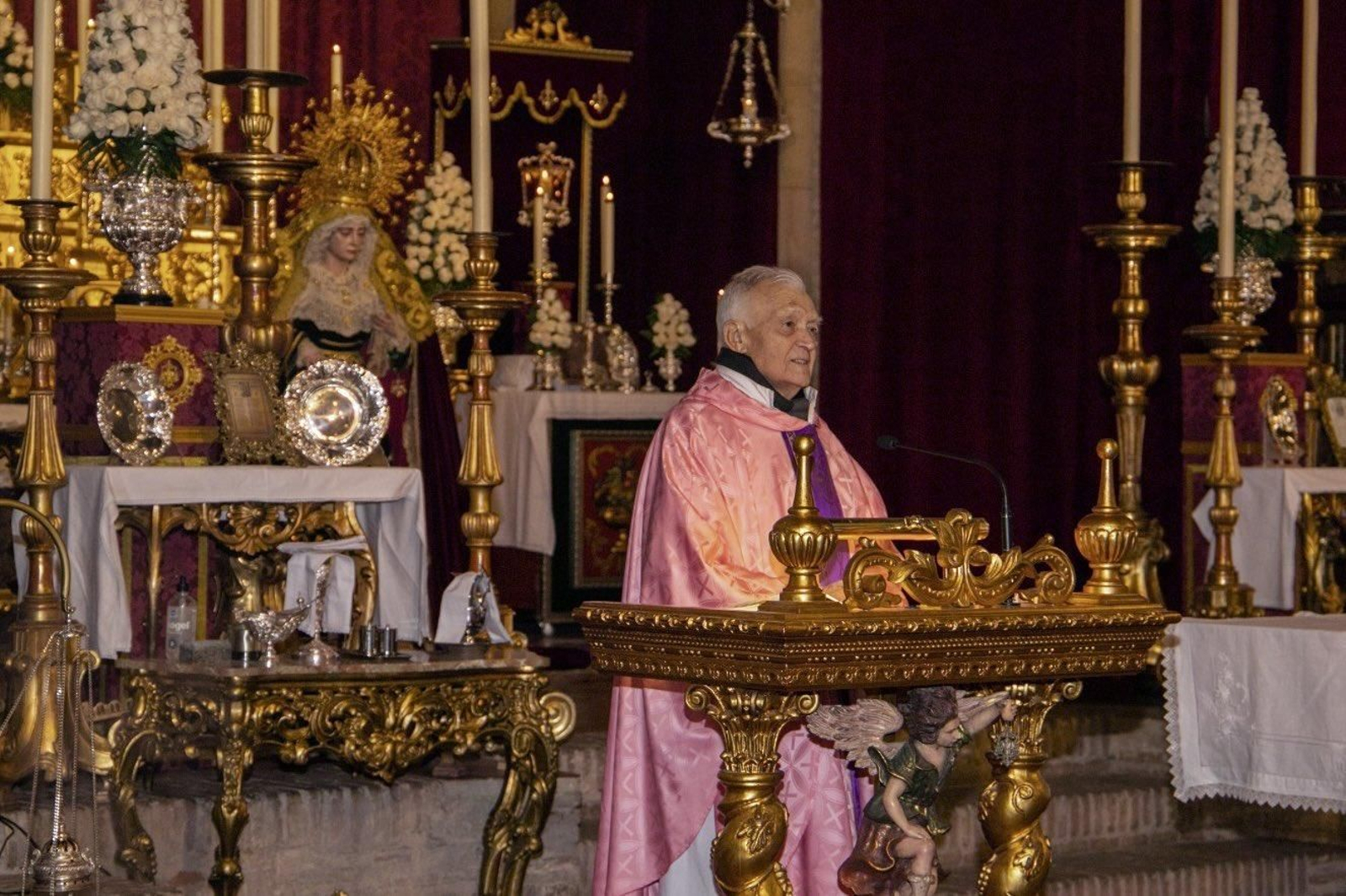 Don Ulpiano oficiando misa en Santa Marina