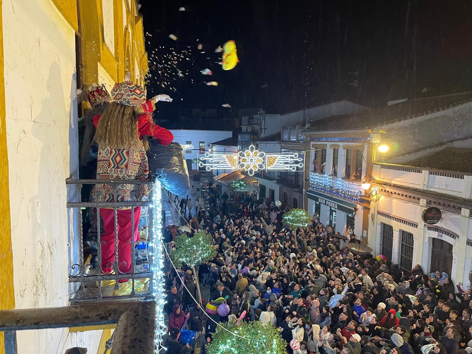 Tirada de caramelos y juguetes desde el balcón del Ayuntamiento de Zalamea la Real.