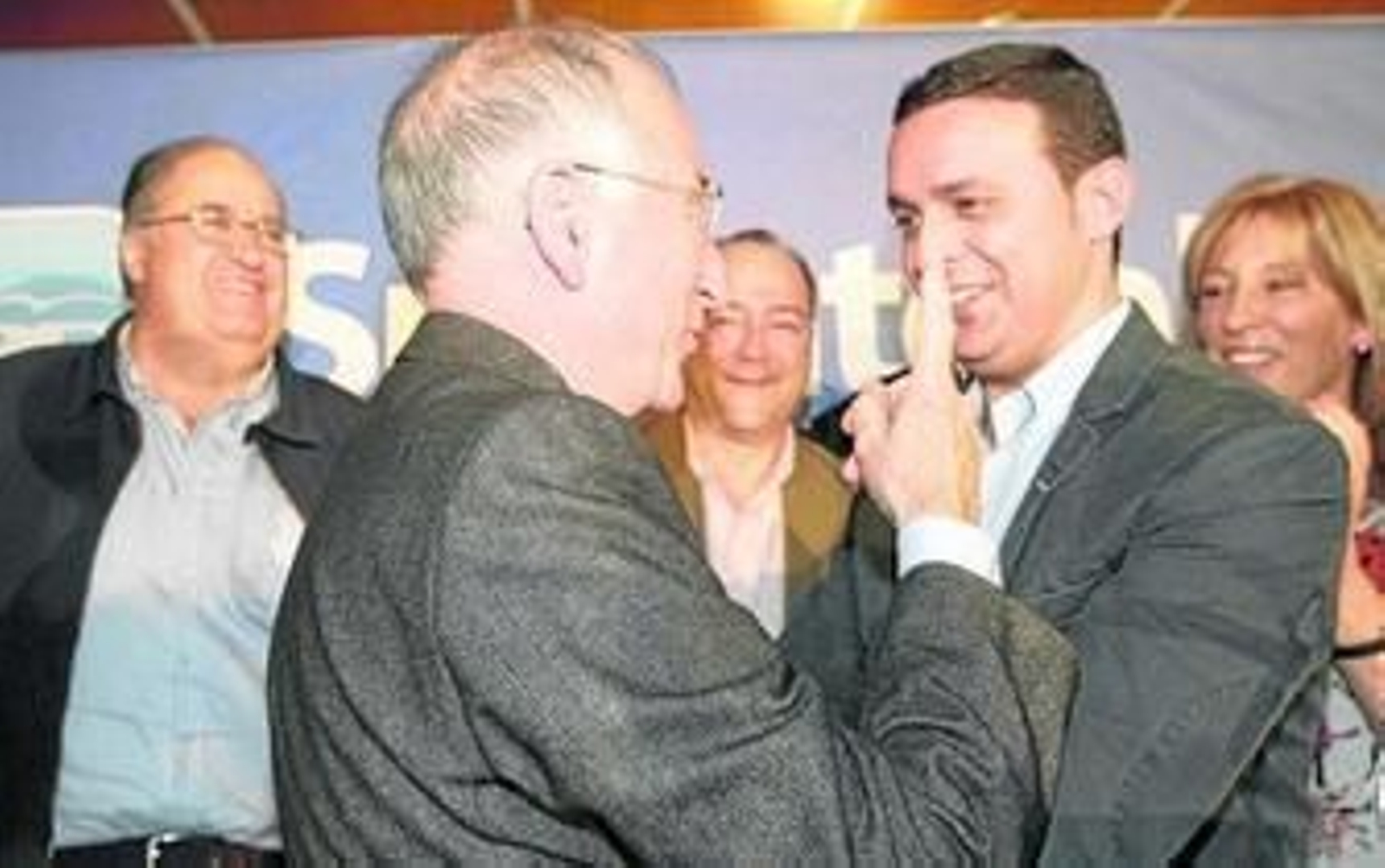 El presidente del PP de Almería, Gabriel Amat, celebra con Javier Aureliano, vicepresidente de Diputación, su victoria en las últimas generales.