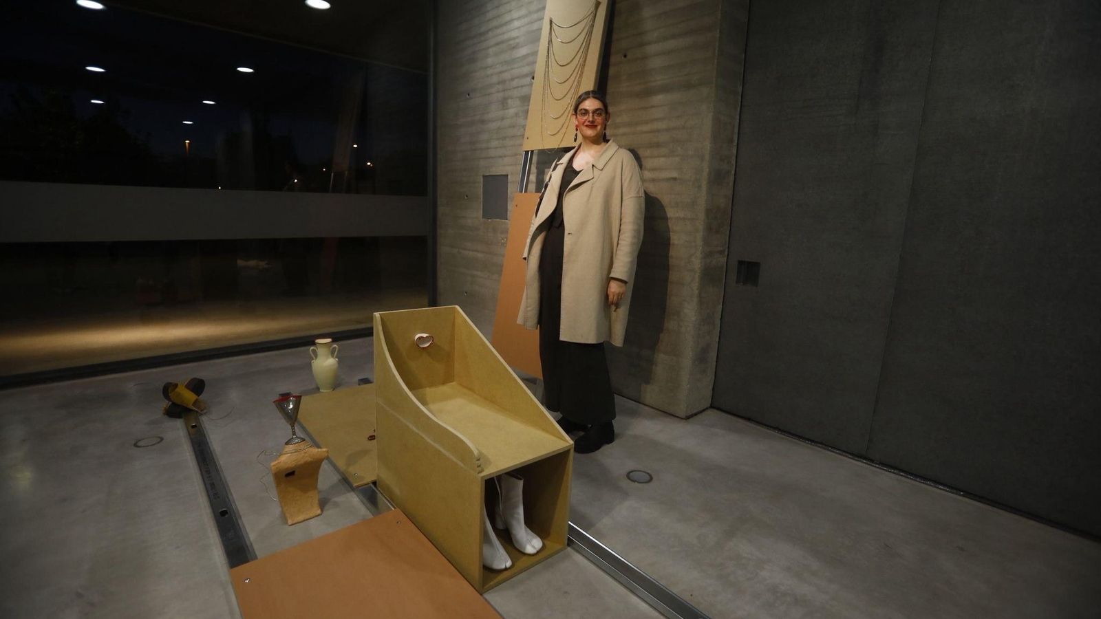 Hodei Herreros junto a su obra