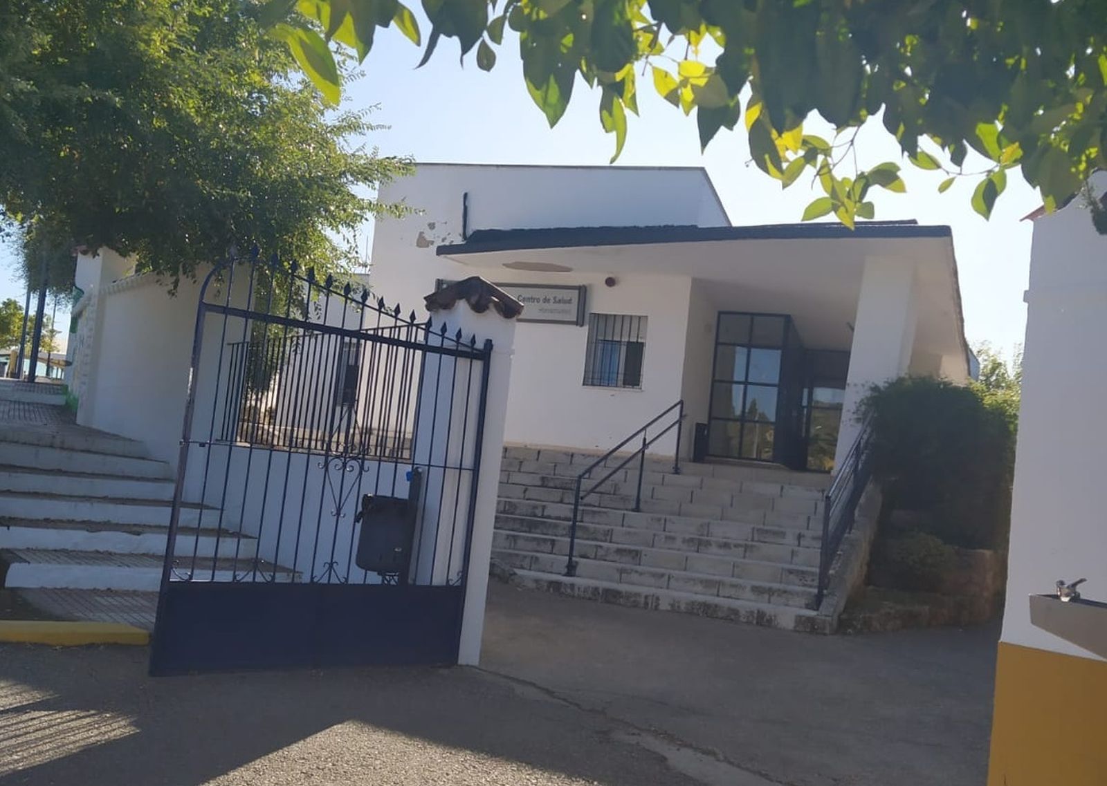 Puerta de acceso al centro de salud de Hornachuelos.