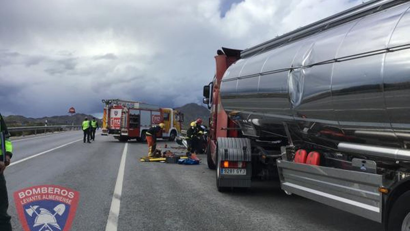 Bomberos del Levante actúan en el lugar del accidente.