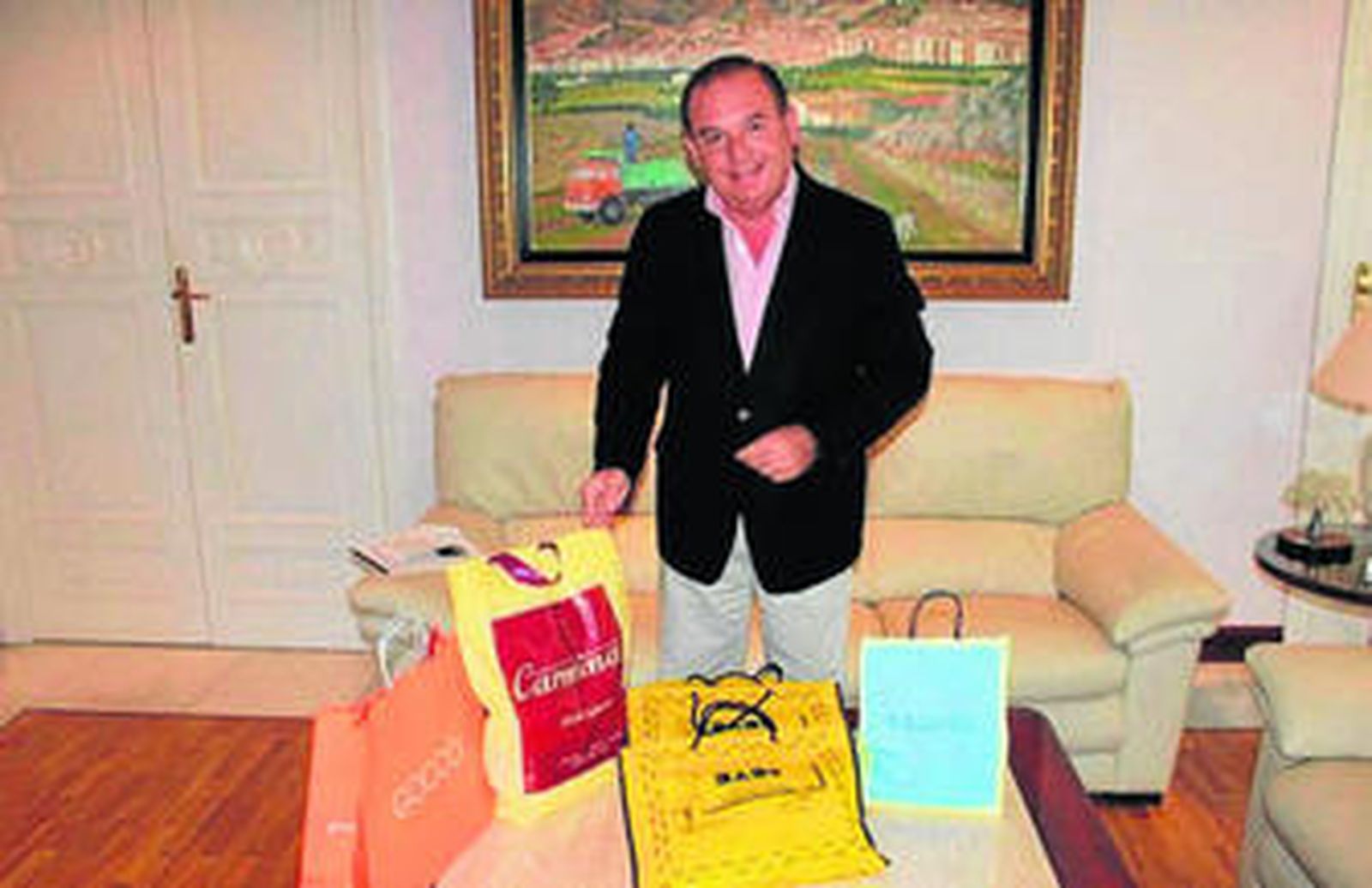 El alcalde de Vélez, con la ropa donada por algunos comercios.