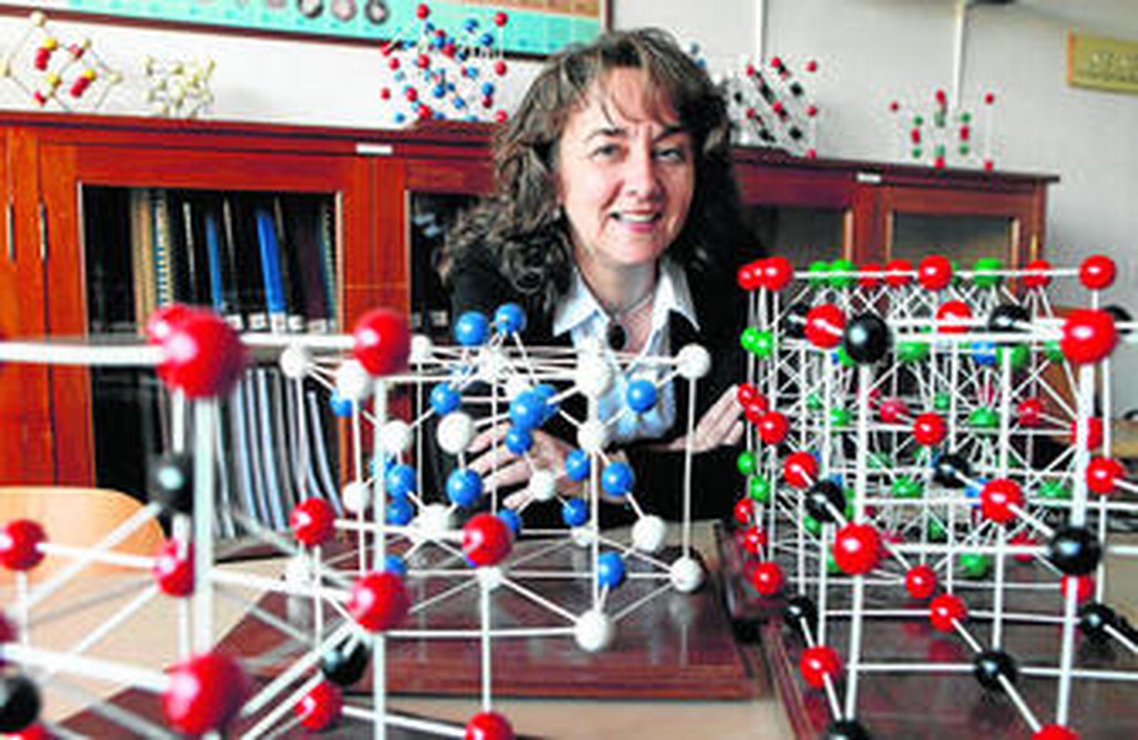 Adela Muñoz, junto a estructuras de átomos en un aula de la Facultad de Química.