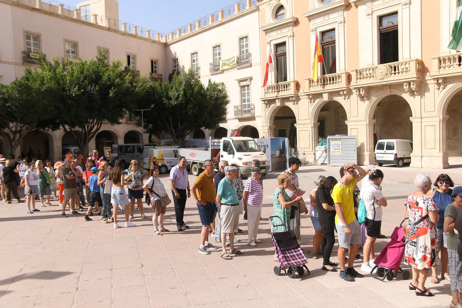 El reparto de abanicos de la Feria de Almería