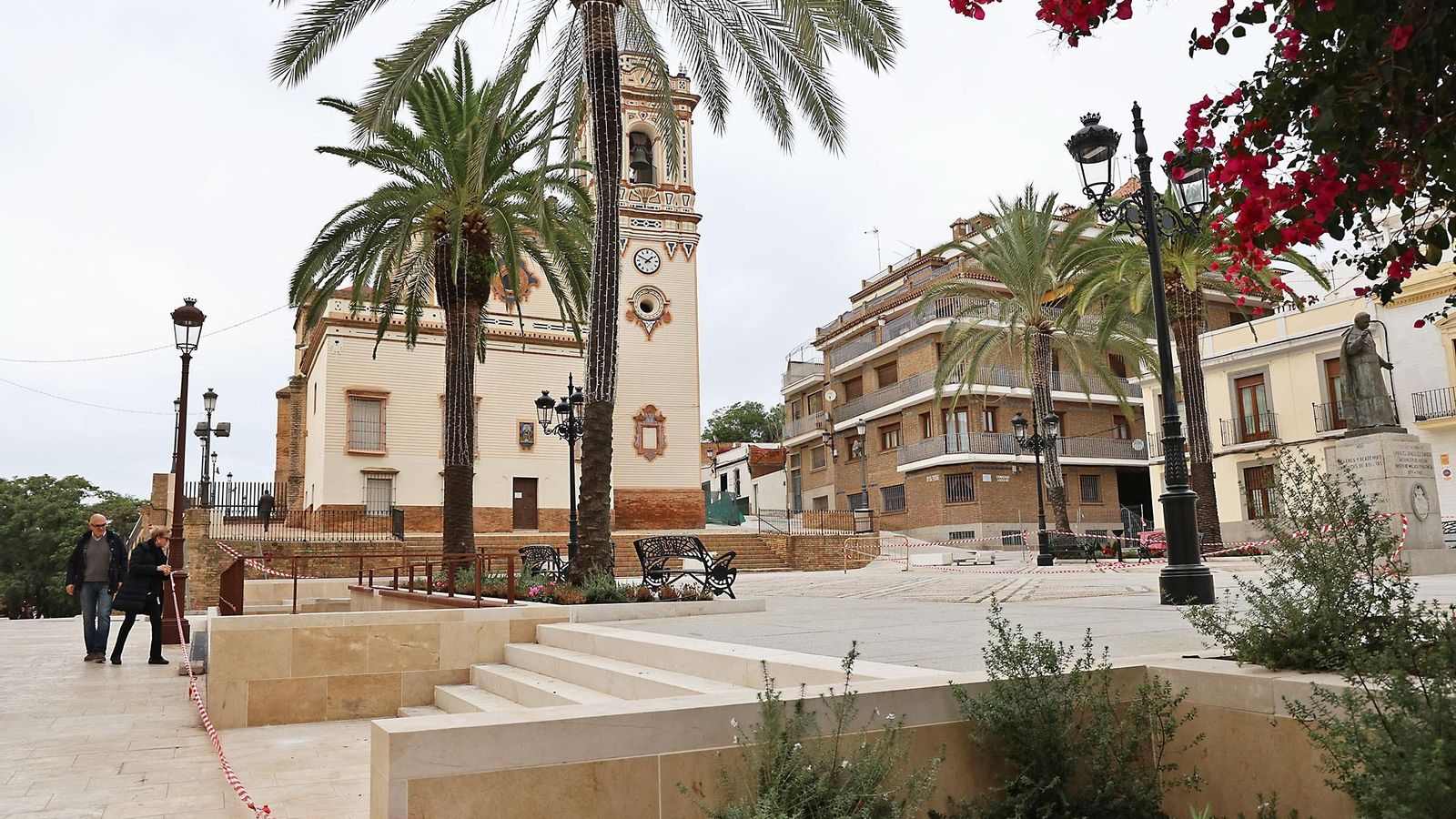 Dos peatones se 'asoman' a la Plaza de San Pedro, este domingo.