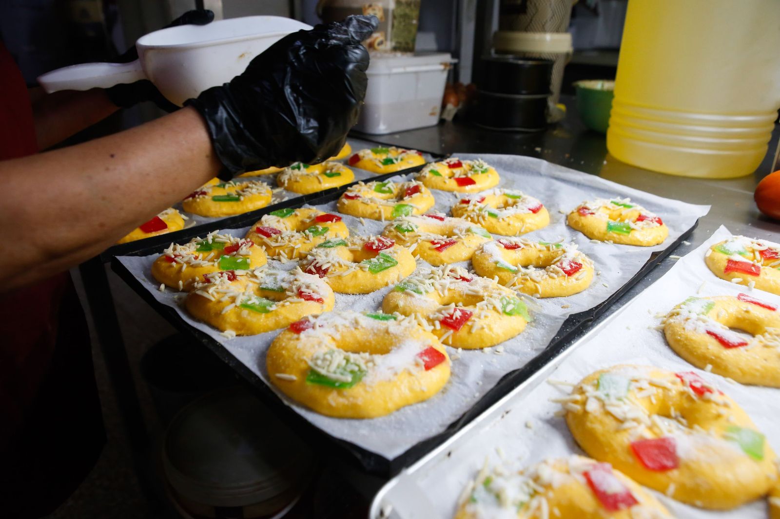 Fotos de la elaboración artesana del roscón de Reyes en la pastelería La Tarifeña