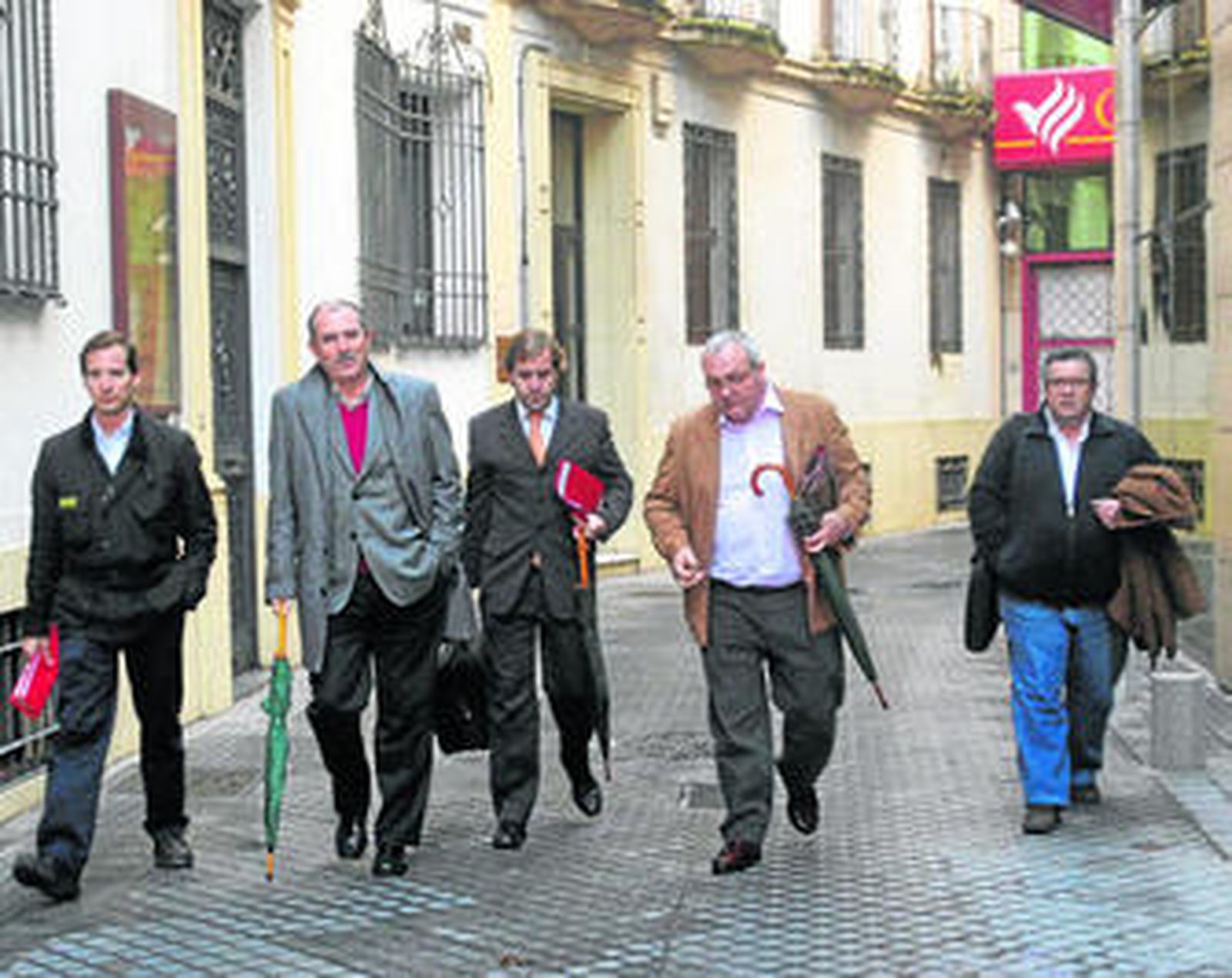 Representantes de los cinco sindicatos presentes en la mesa laboral de la fusión Unicaja-Cajasur.