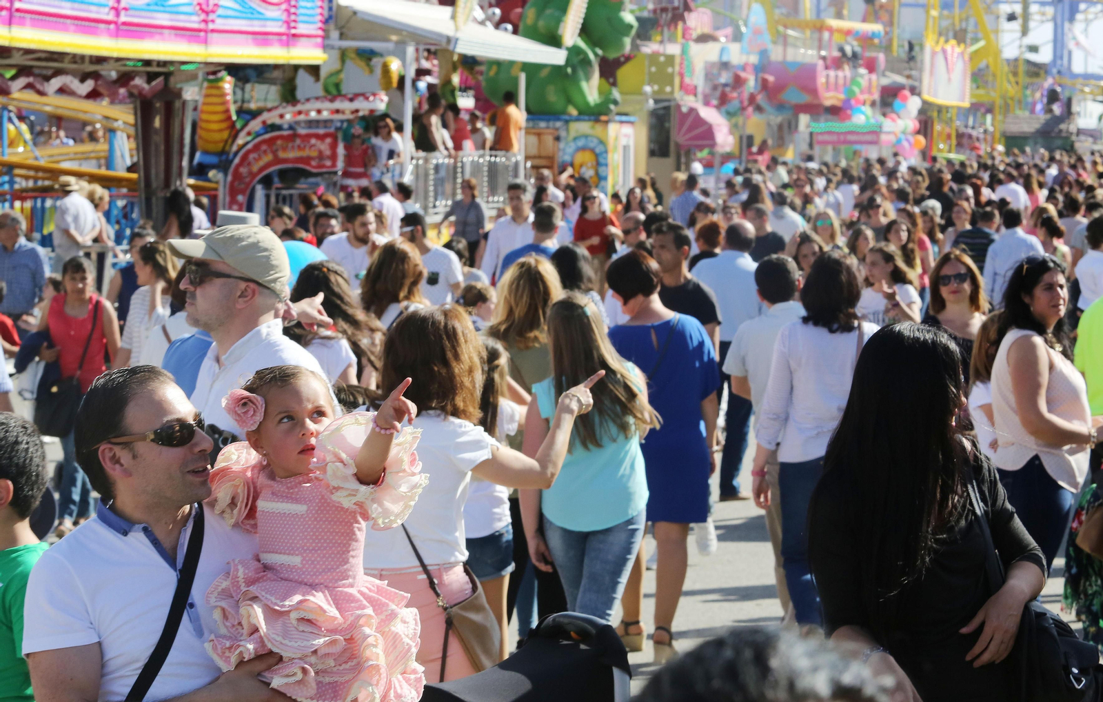 Una animada imagen de la zona de los ‘cacharritos’ en una pasada Feria del Caballo.