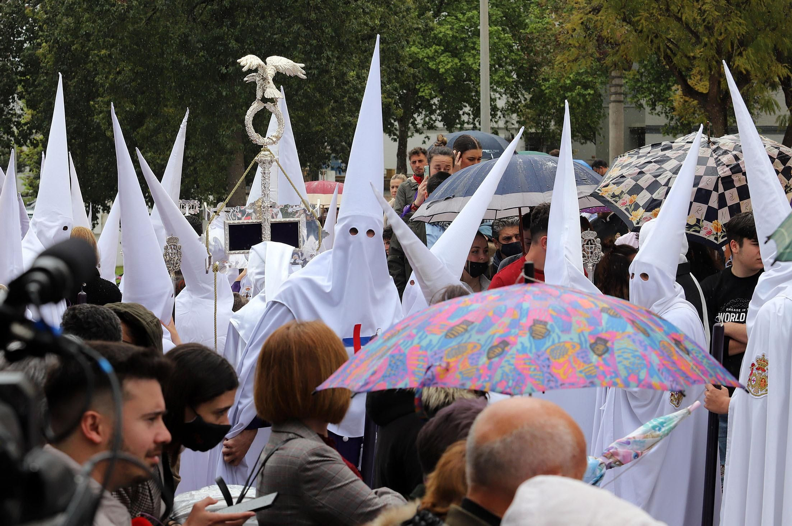 Imágenes de la procesión del Cautivo  bajo la lluvia en Huelva