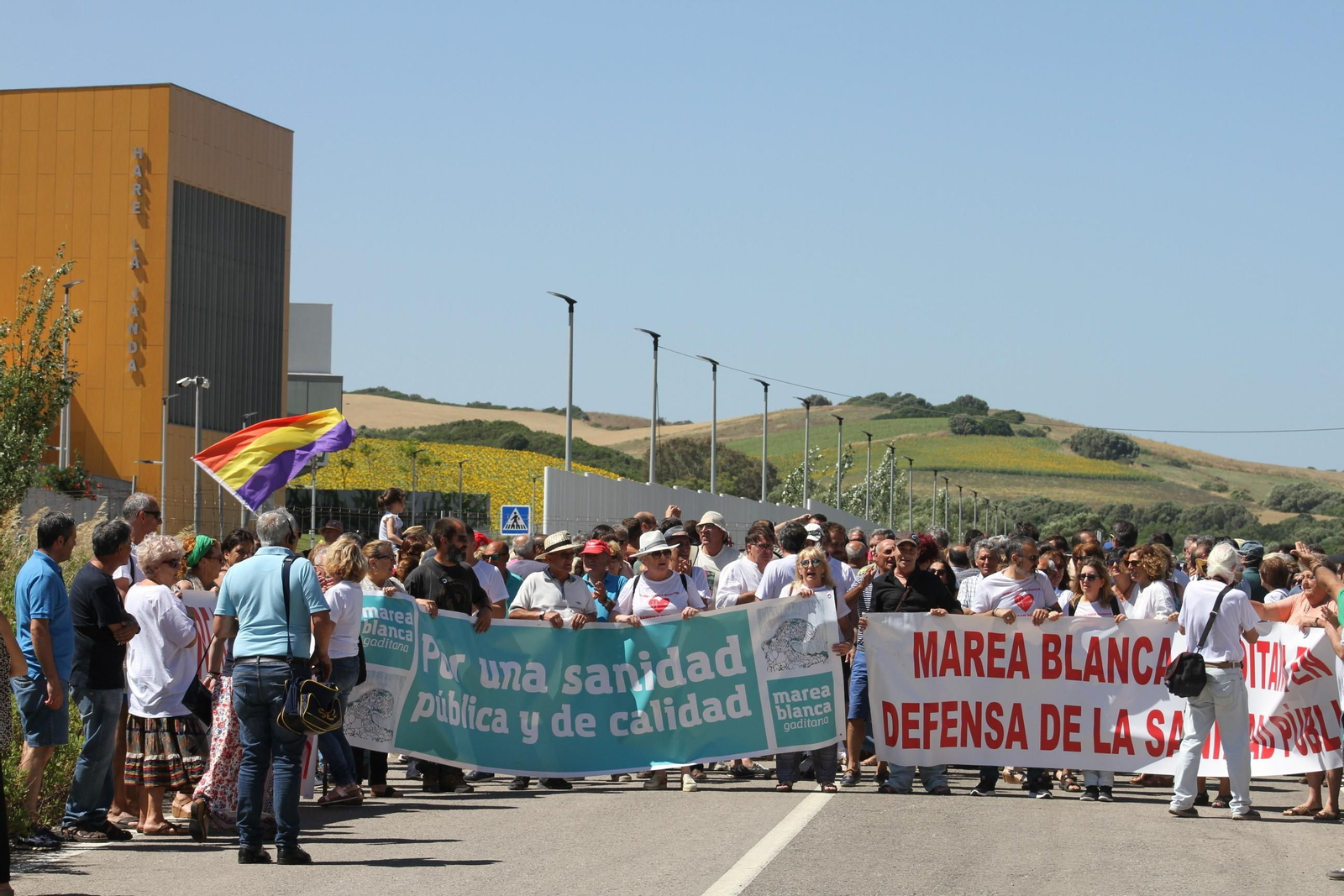 Un momento de la manifestación de ayer en la rotonda del acceso al HARE.
