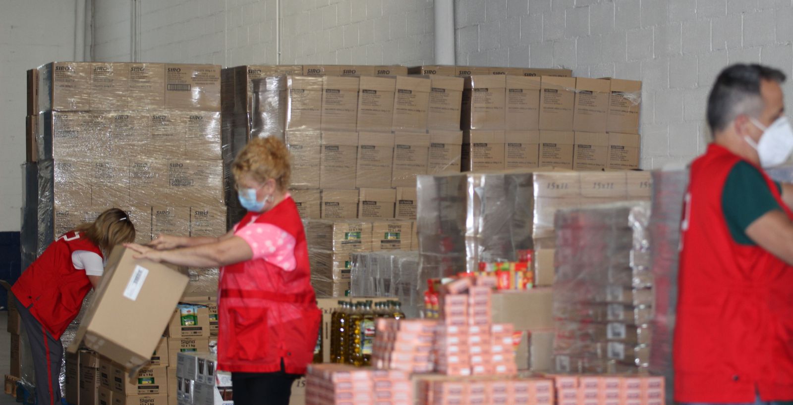 Voluntarios de Cruz Roja organizando los alimentos que se repartirán.