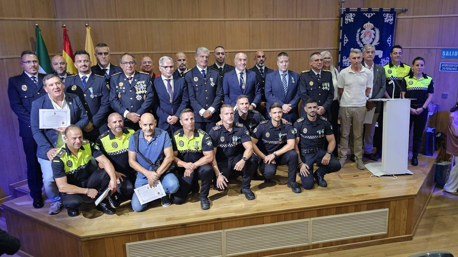 Foto de familia tras el acto organizado con motivo del día de la Policía Local de Algeciras.