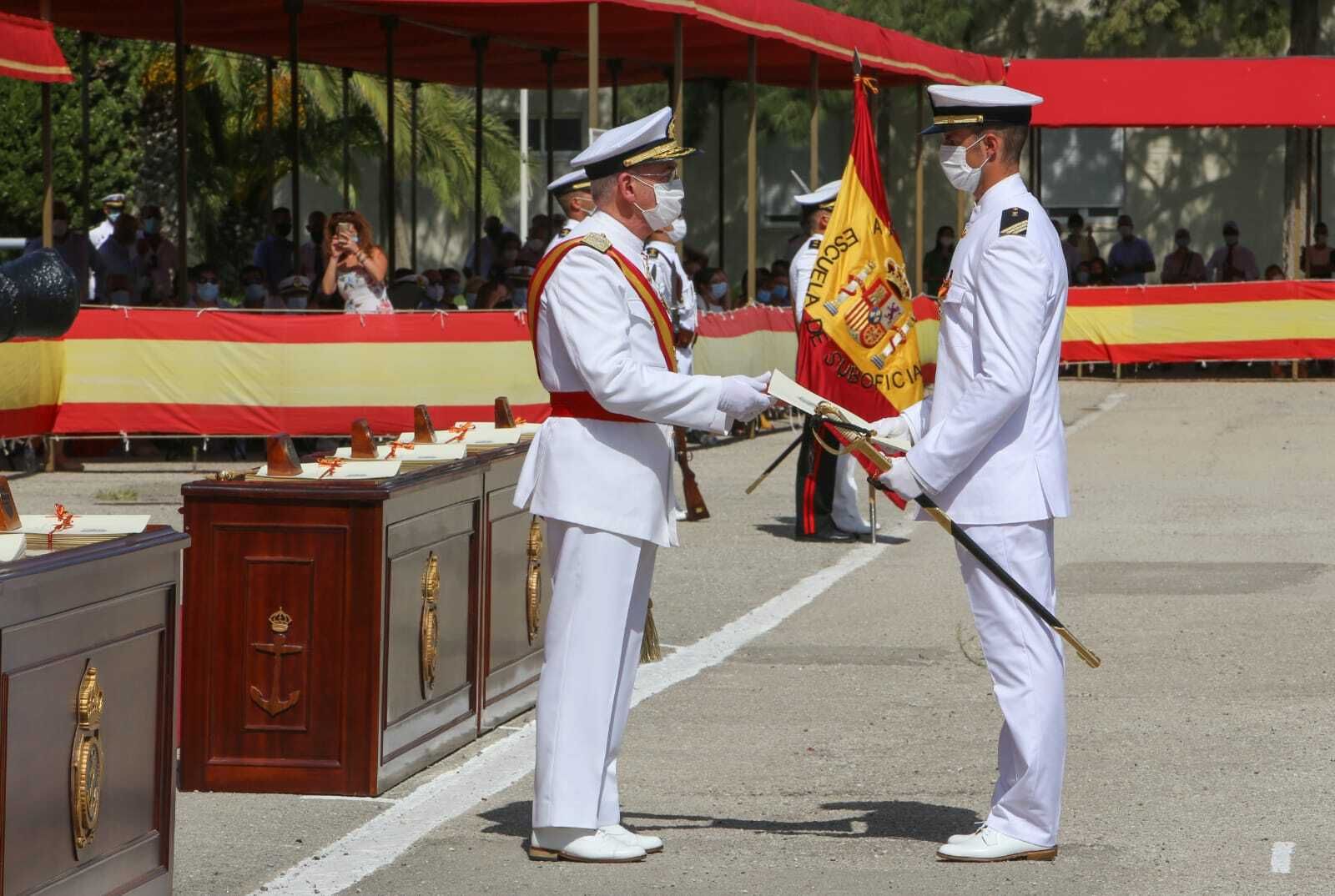 Entrega de despachos en la Escuela de Suboficiales de la Armada