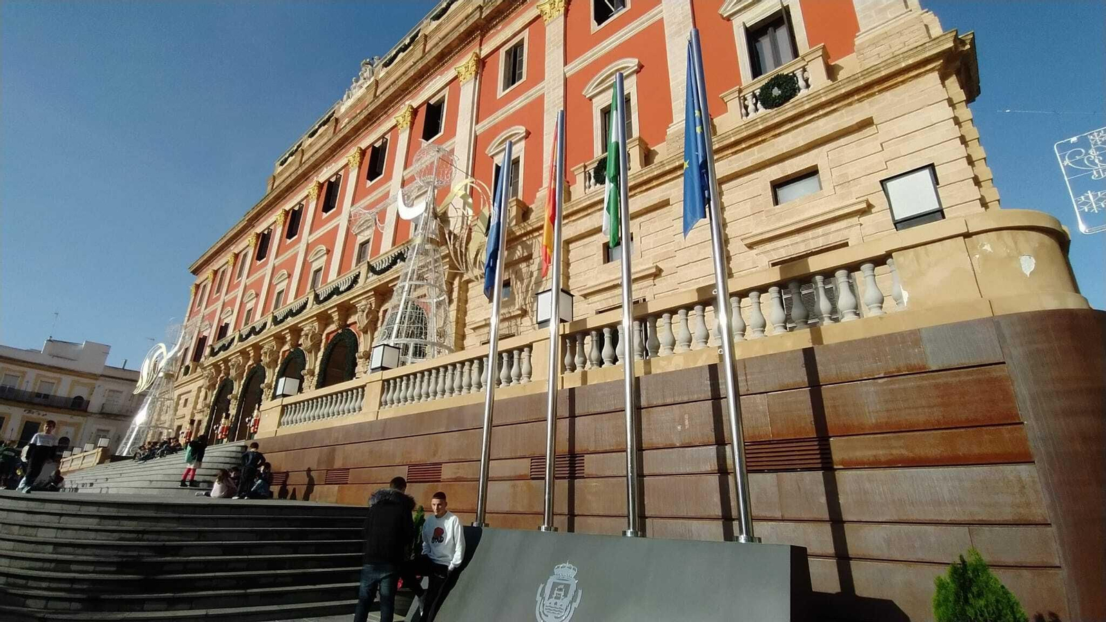 Las banderas institucionales vuelven a ondear en el Ayuntamiento de San Fernando.