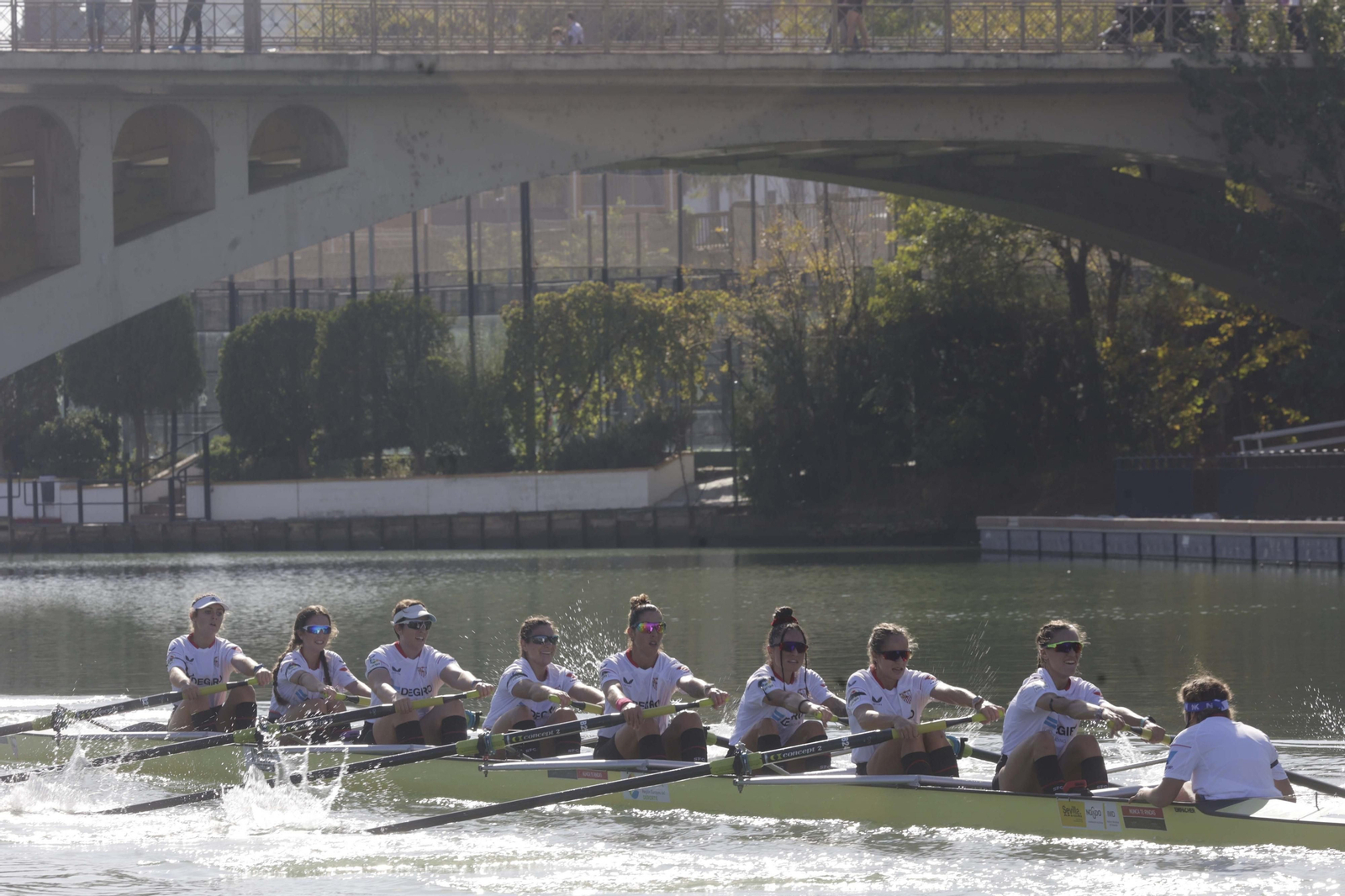La Regata Sevilla-Betis femenina en imágenes