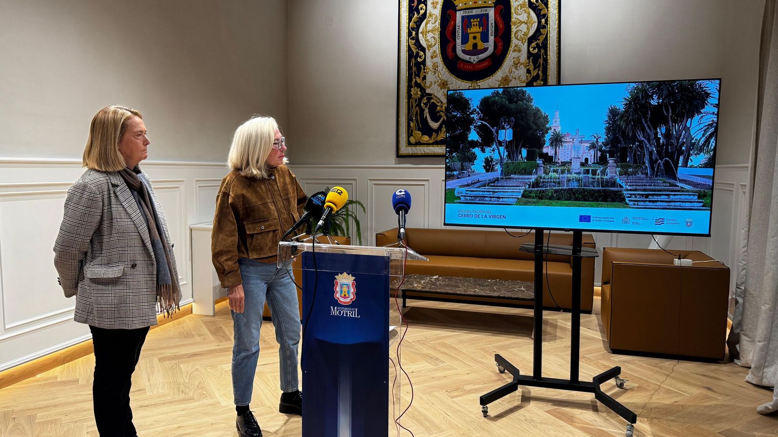 La alcaldesa, Luisa García Chamorro, y la teniente de alcalde de Turismo, María Ángeles Escámez, en la presentación de los proyectos