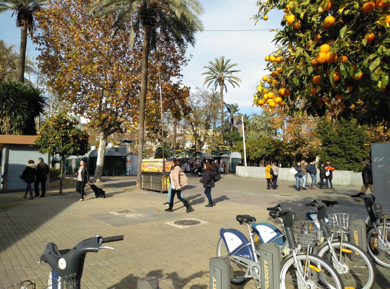Varias personas cruzan el Paseo de la Victoria