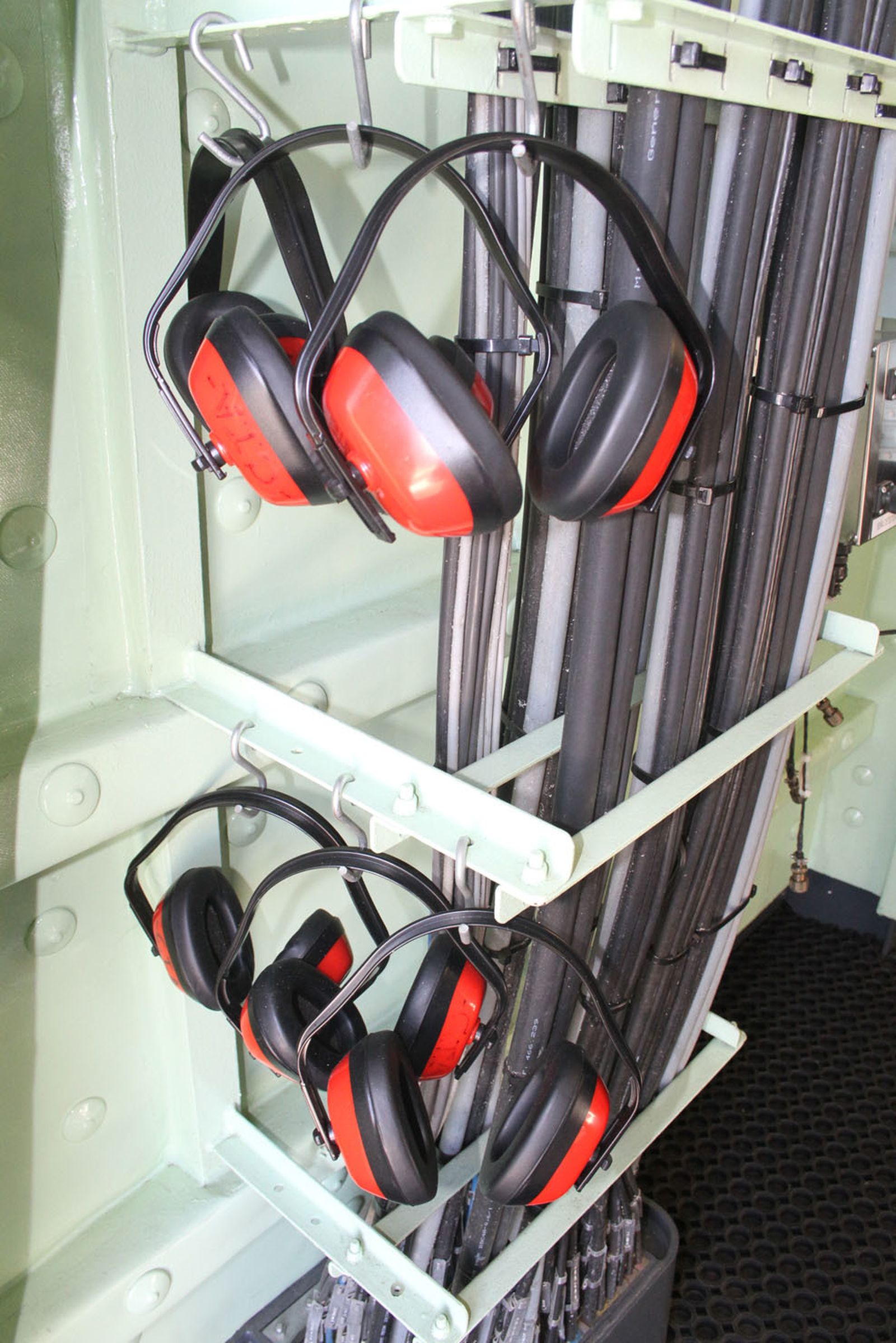 Imágenes de las primeras horas del portaaviones "Juan Carlos I" en el puerto de Huelva, durante su visita este fin de semana