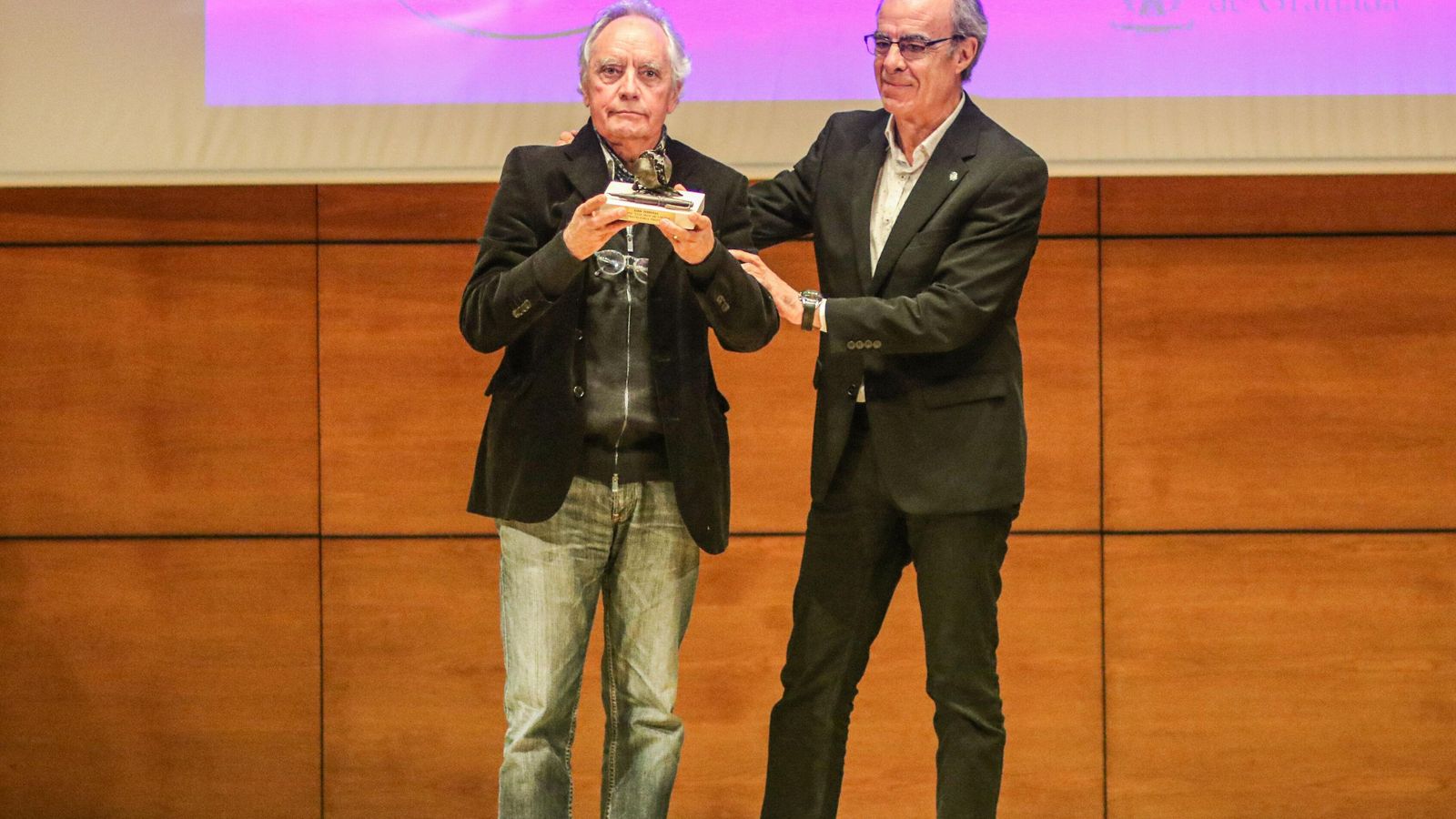 El fotoperiodista Juan Ferreras recoge su premio de manos de Agustín Martínez.