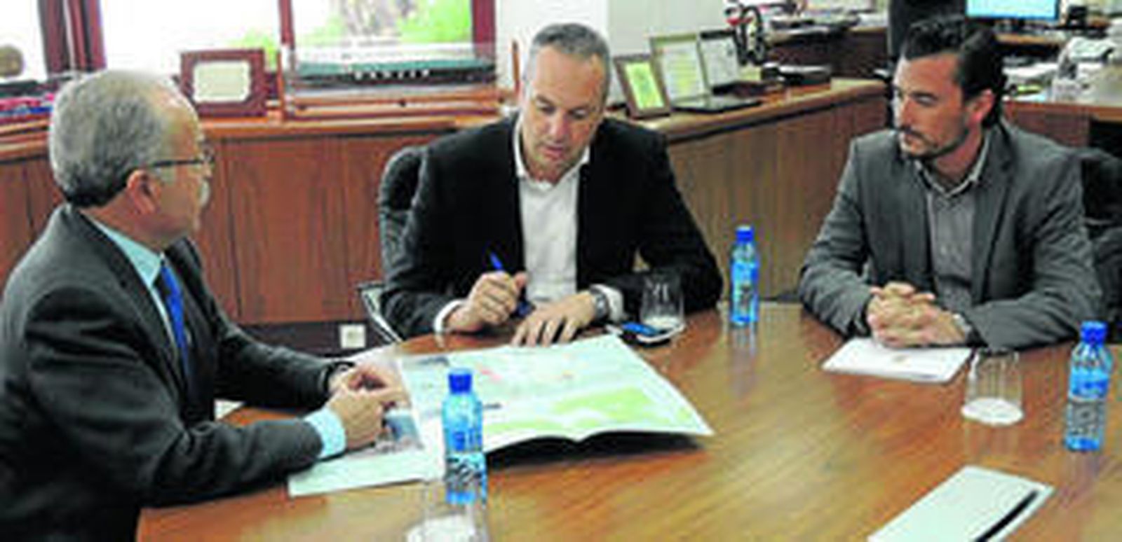 Un instante de la reunión, ayer en el despacho del presidente de la Autoridad Portuaria Bahía de Algeciras.