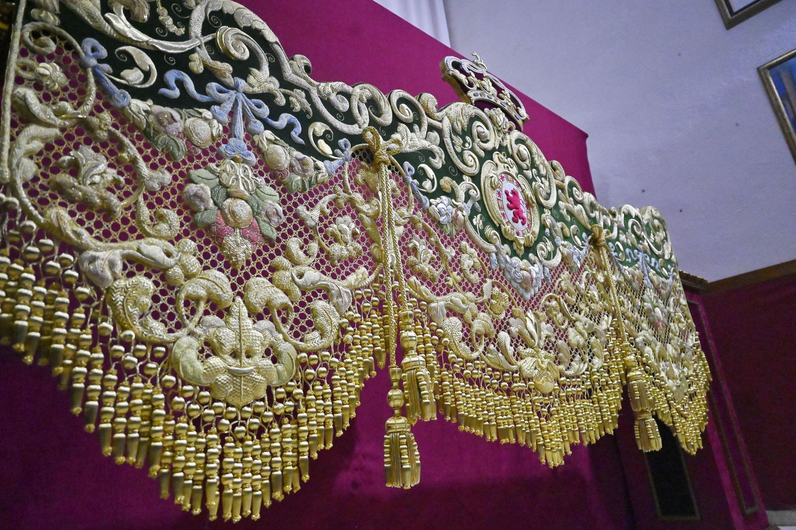 Las mejores fotos de la presentación de la bambalina trasera del palio de la Virgen de la Esperanza de Córdoba