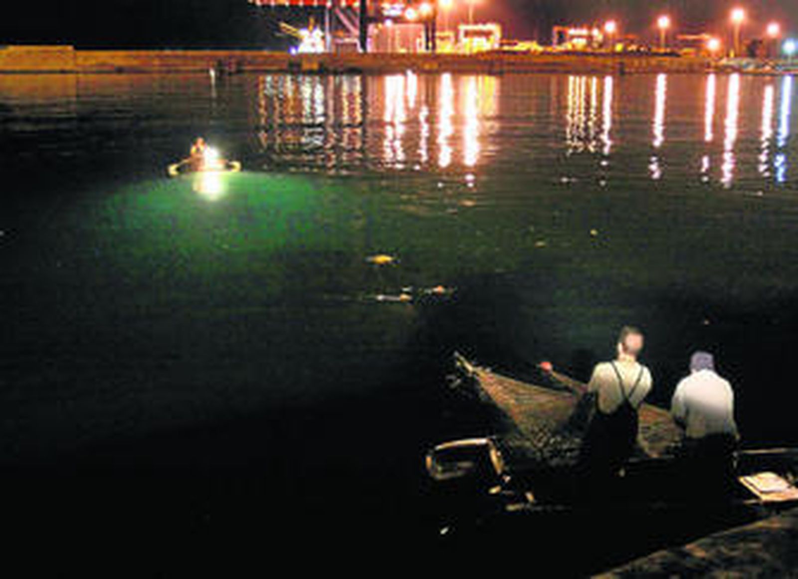 Pesca ilegal en el interior del puerto de Málaga, entre el muelle pesquero y la terminal de contenedores.