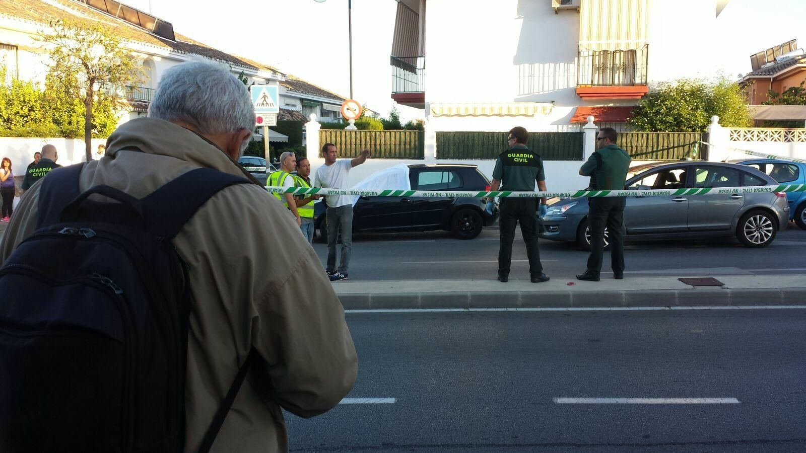 Guardias civiles en Las Lagunas de Mijas investigan un crimen
