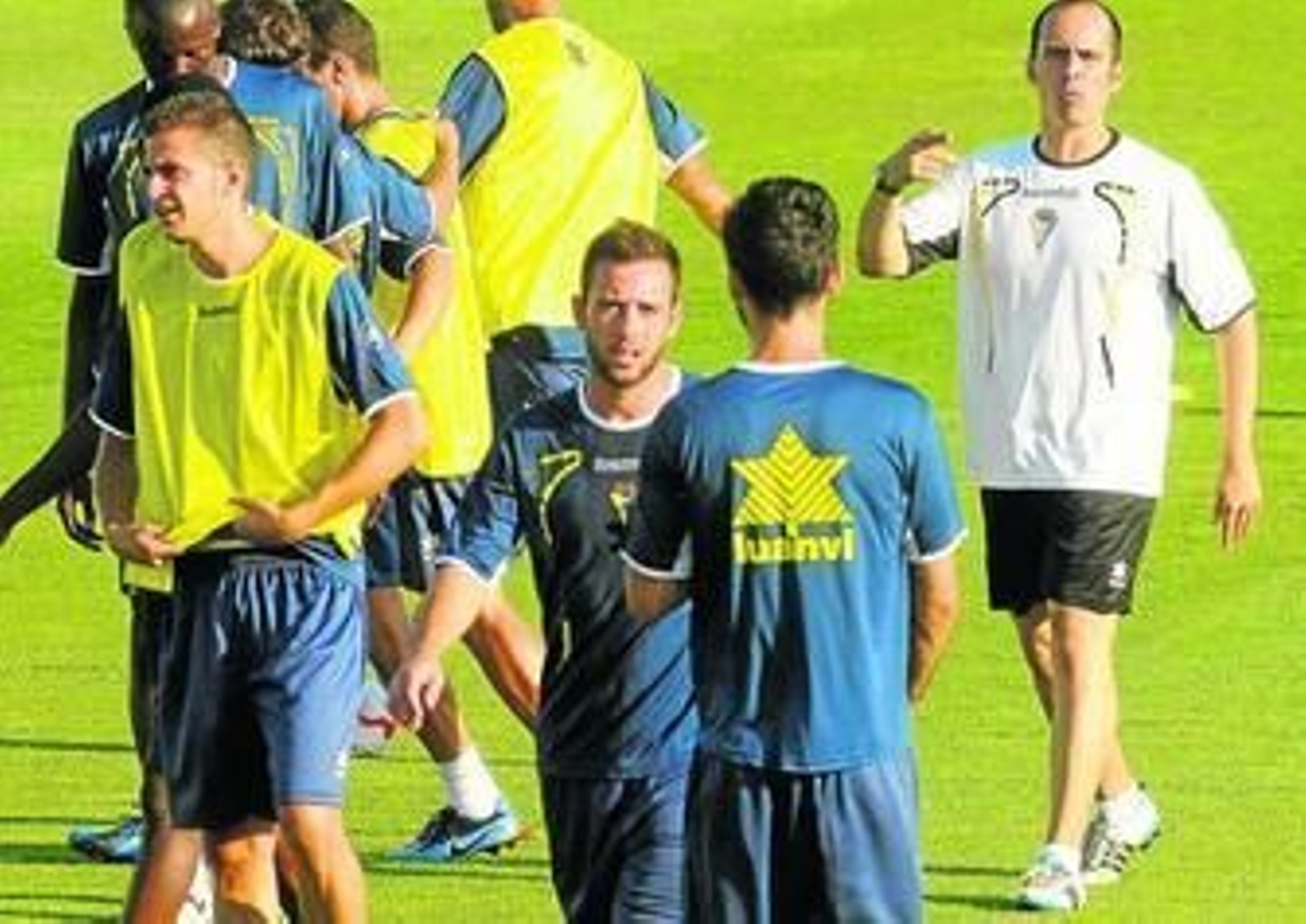 Adrián Gallardo, en primer término, durante el primer entrenamiento de la temporada.