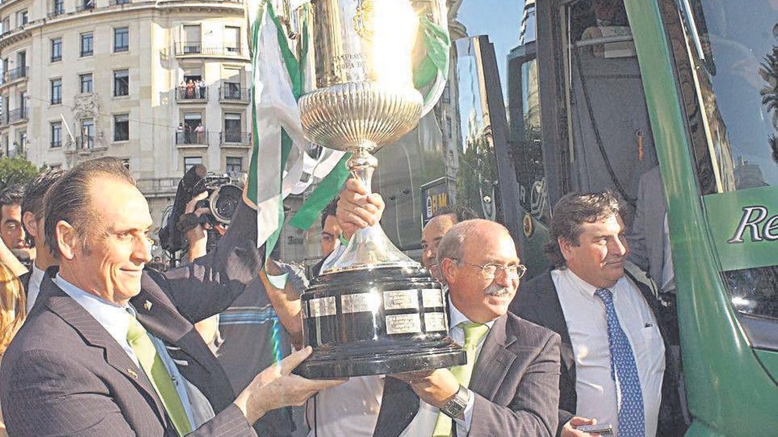Manuel Ruiz de Lopera y Lorenzo Serra Ferrer, con la Copa del Rey de 2005.