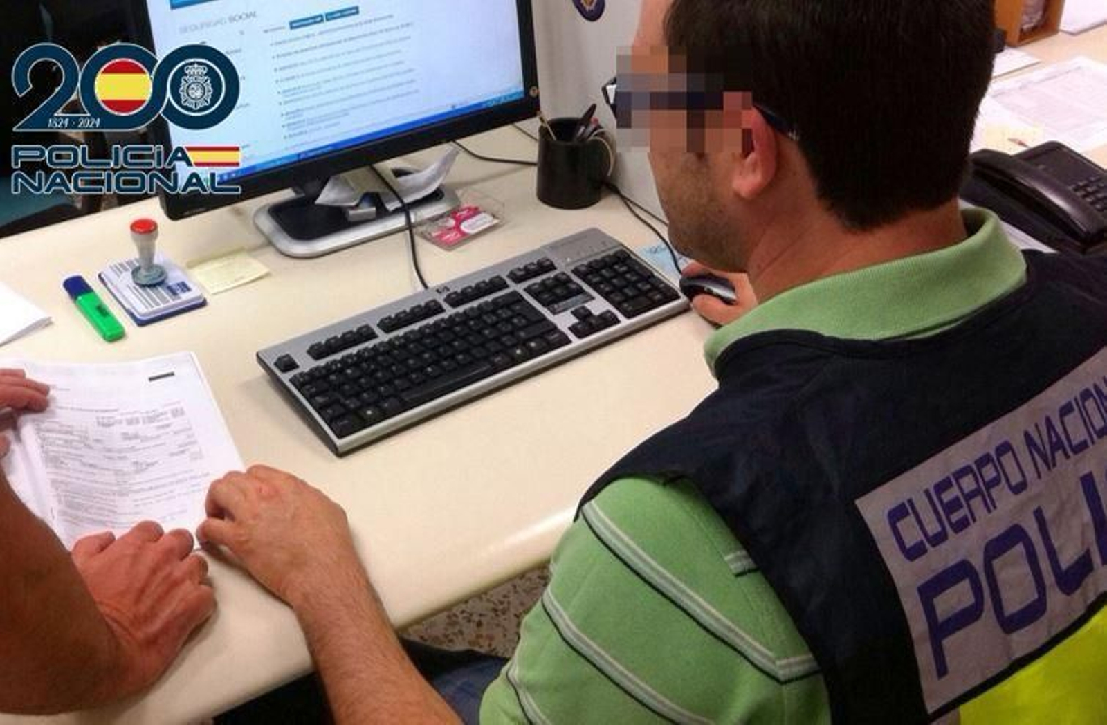 Un agente de la Policía Nacional durante la investigación.