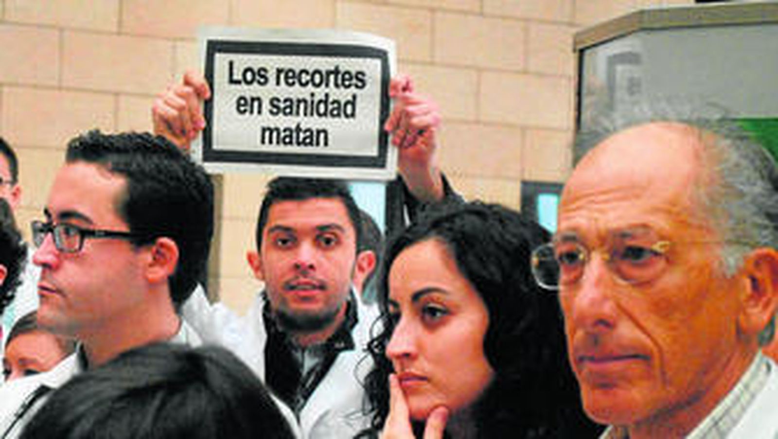 Un grupo de MIR protesta contra los recortes sanitarios.