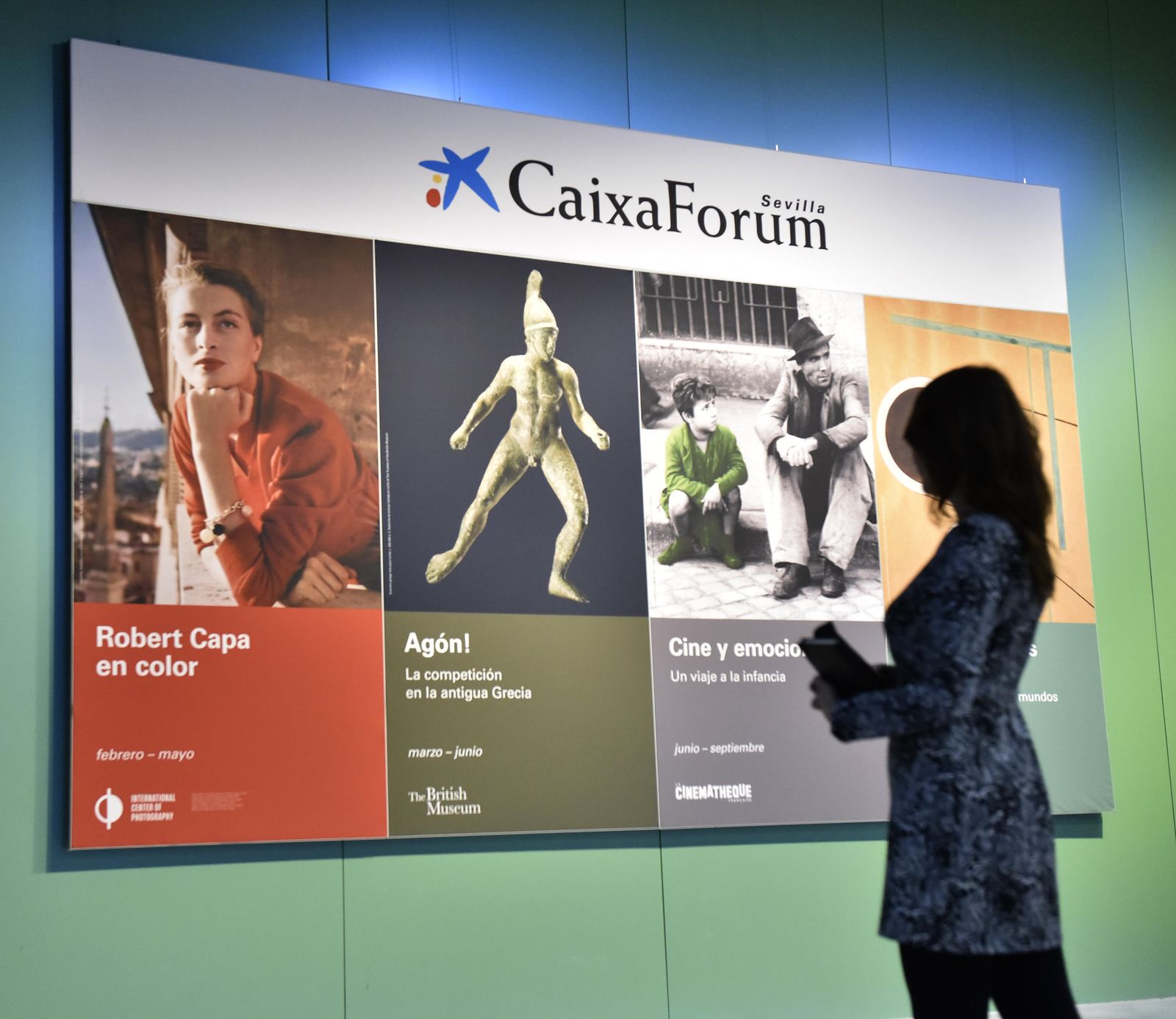 Ante el cartel que anuncia las cuatro exposiciones que propondrá el centro hasta septiembre.