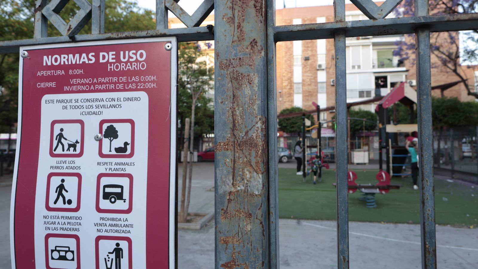 El parque infantil en el que se produjo la reyerta, con su horario de cierre que no se cumple.