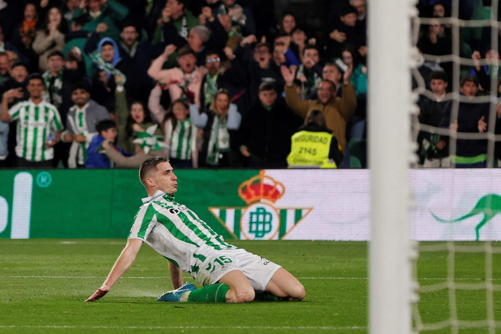 Perraud festeja un gol con la camiseta verdiblanca.