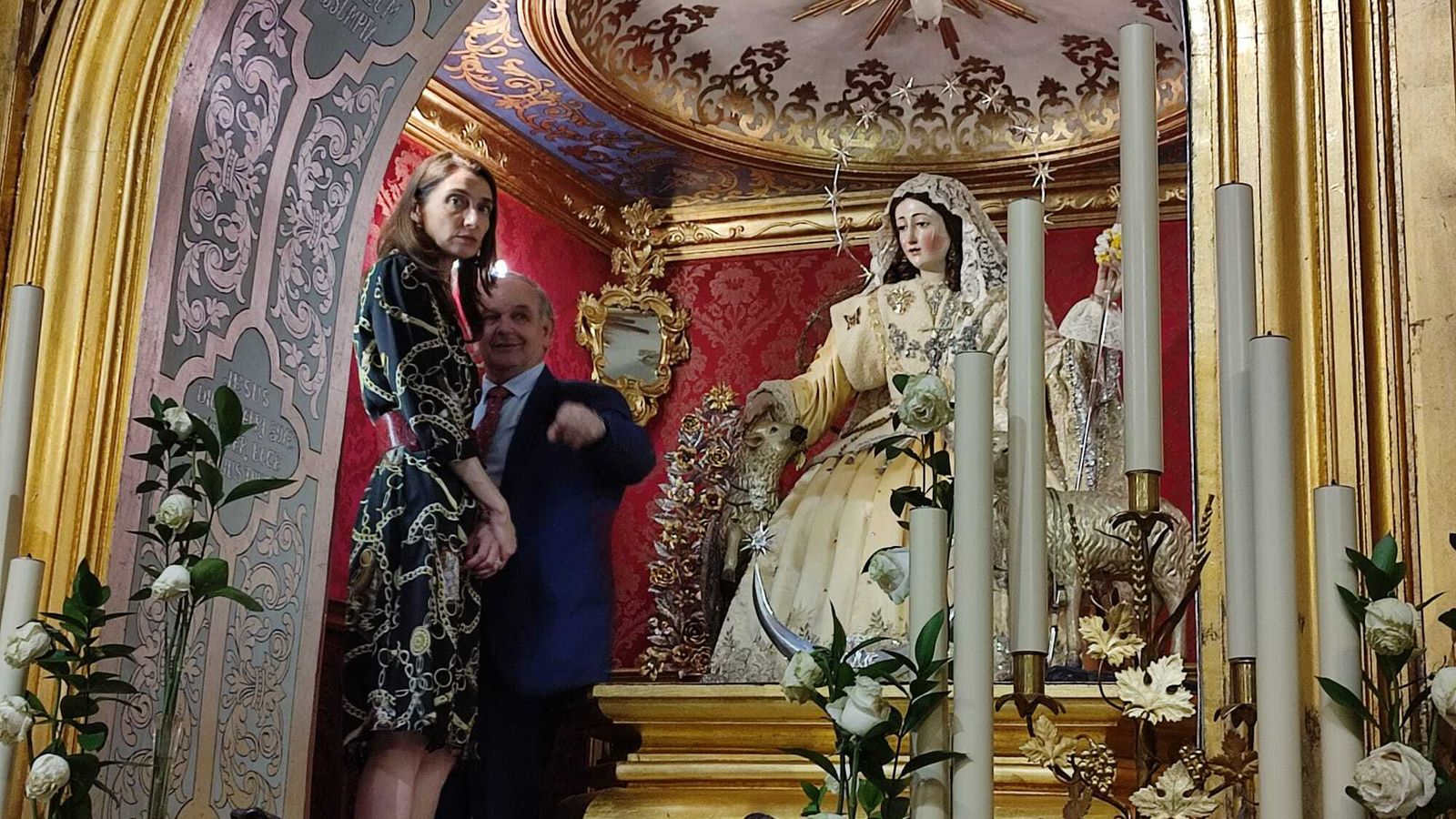 Andrés Martín con la ministra en el camarín de la Virgen.