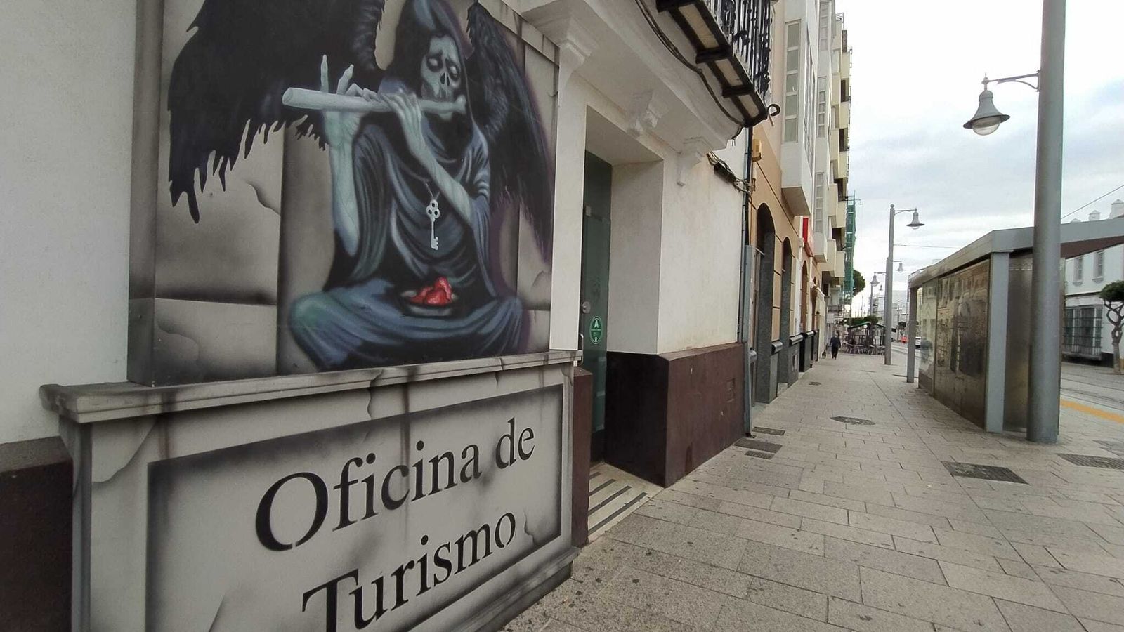 Acceso a la Oficina de Turismo de San Fernando, decorado con un enorme motivo de Halloween.