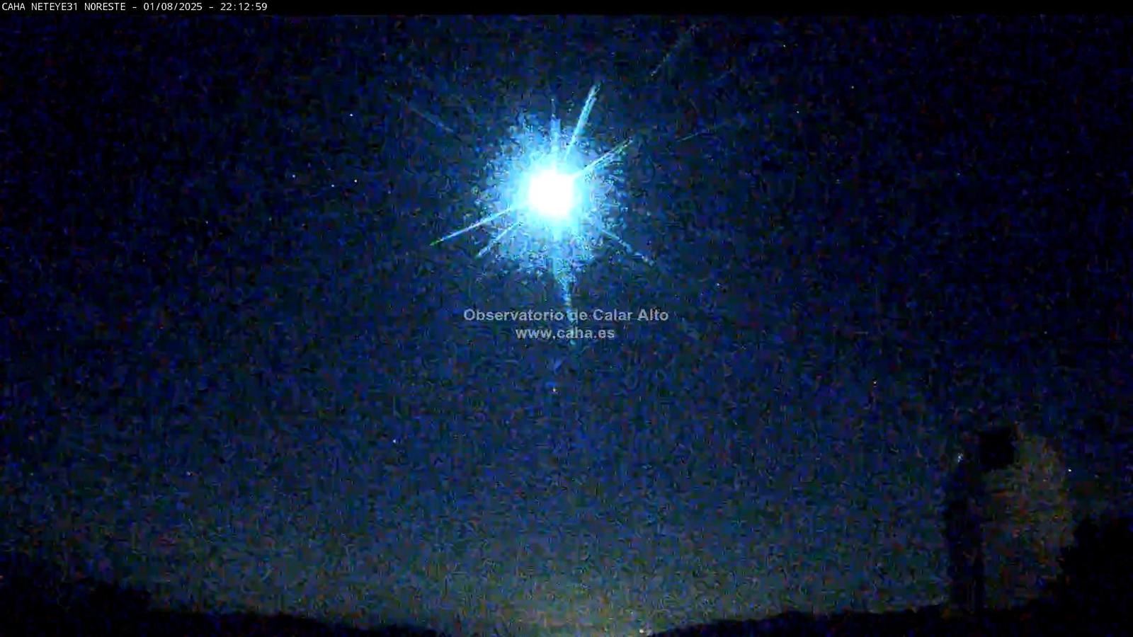 Bolan de fuego sobrevolando el cielo de Huelva.