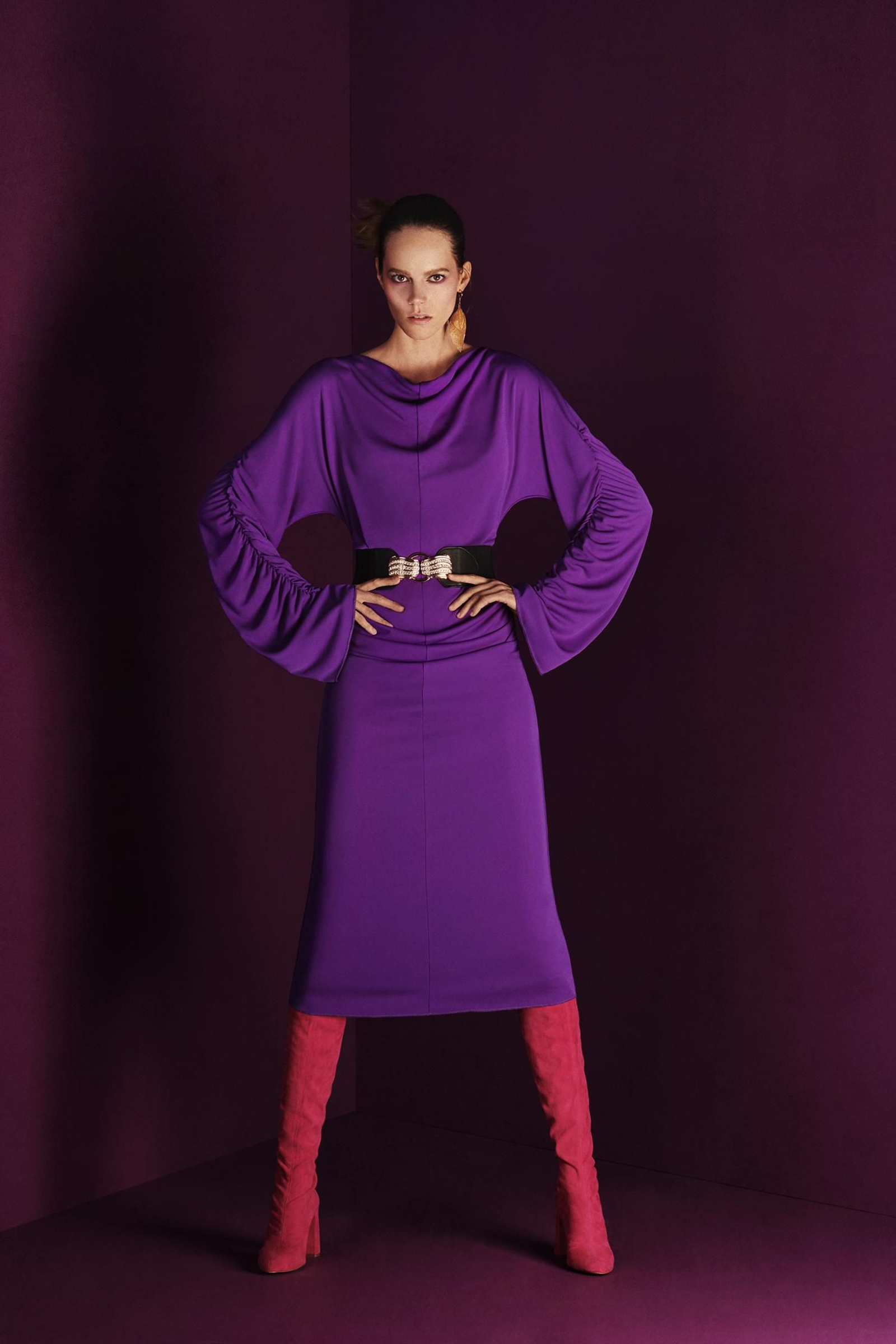 ¿Tienes boda este invierno? Sé la invitada perfecta vestida de morado