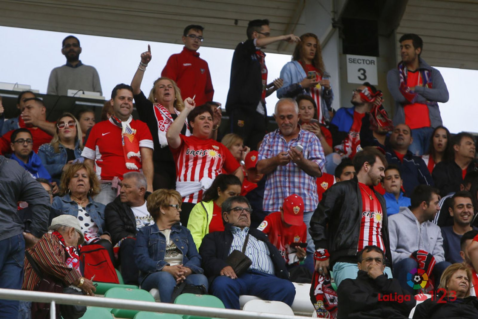 Juan Muñoz reclama la anulación de su tanto por fuera de juego, que suponía el 1-1.