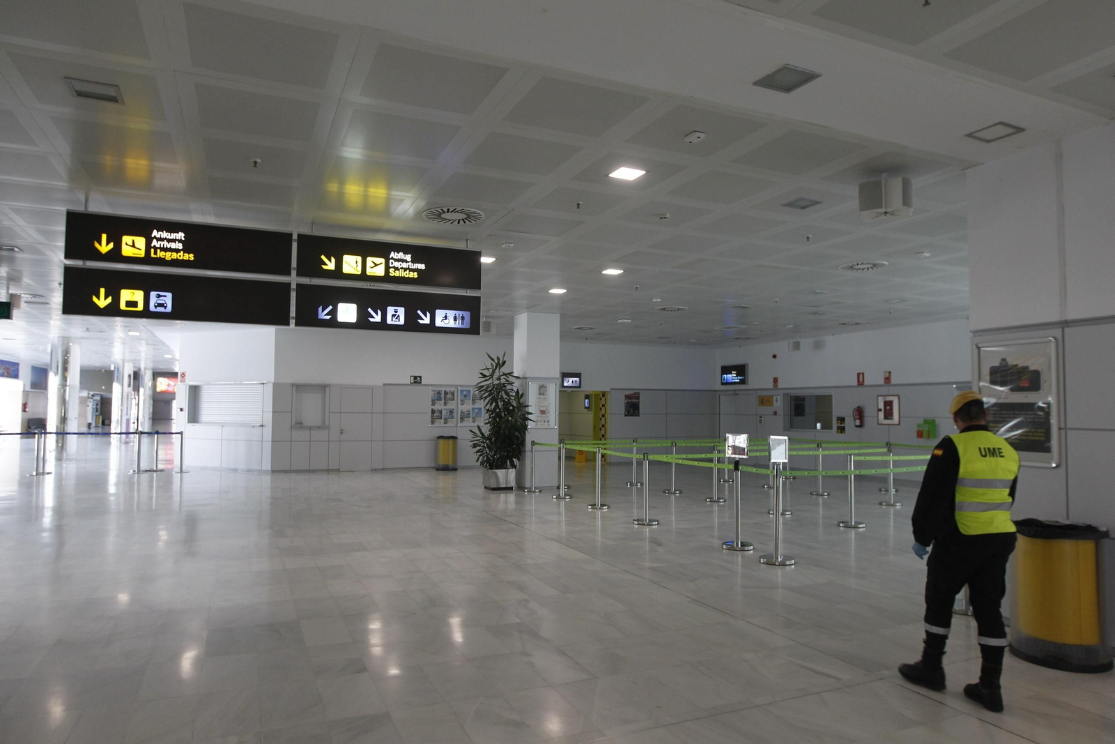 Fotogalería actuación INFOCA y UME por el coronavirus en Almería. Covid-19