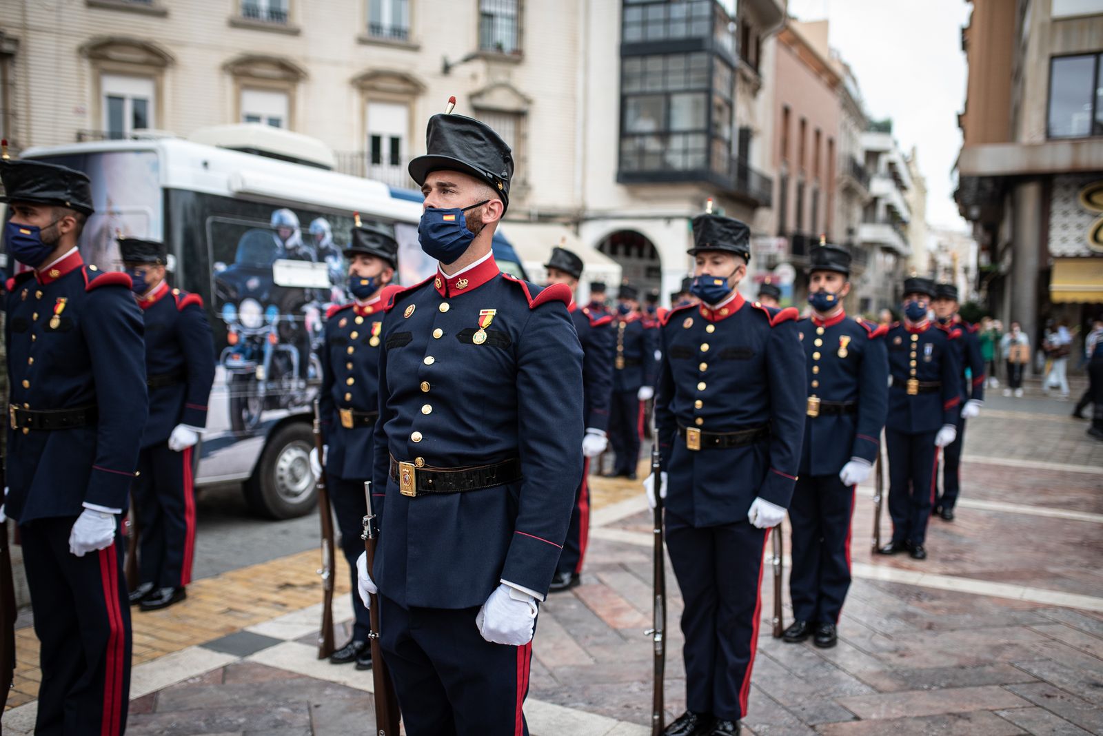 Imágenes del desfile de la Guardia Real por el centro de Huelva