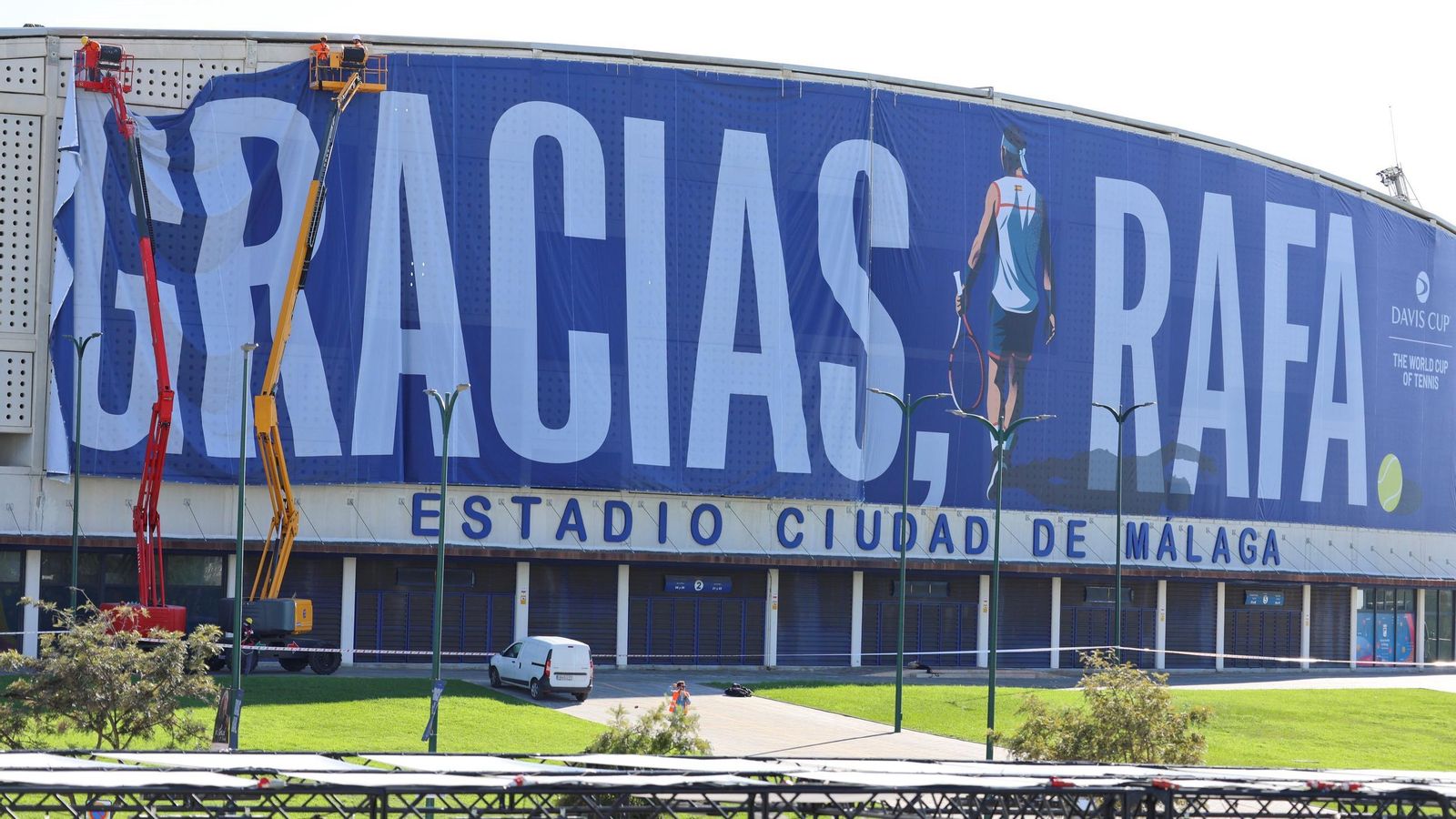 La pancarta de homenaje a Rafa Nadal en el Ciudad de Málaga, en imágenes