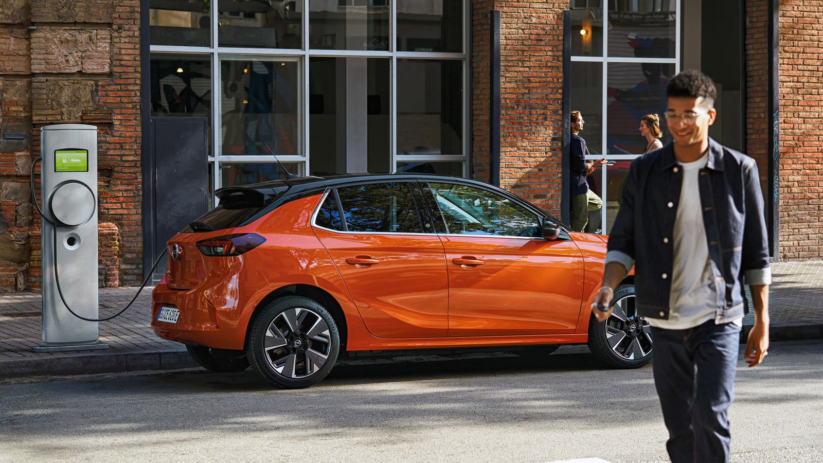 En la actualidad, los coches con baterías recargables mediante la conexión a la red eléctrica y autonomías con ellas por encima de los 40 km tienen la misma etiqueta Cero, ya tengan un motor de combustión o exclusivamente un eléctrico.
