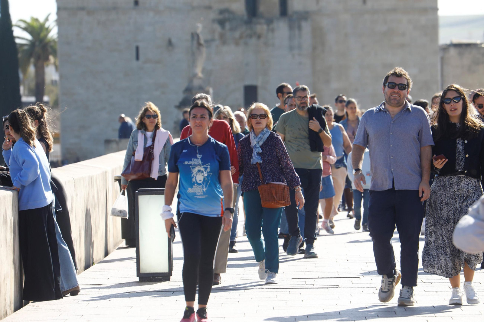 Las imágenes de Córdoba repleta de turistas en el Puente de los Santos